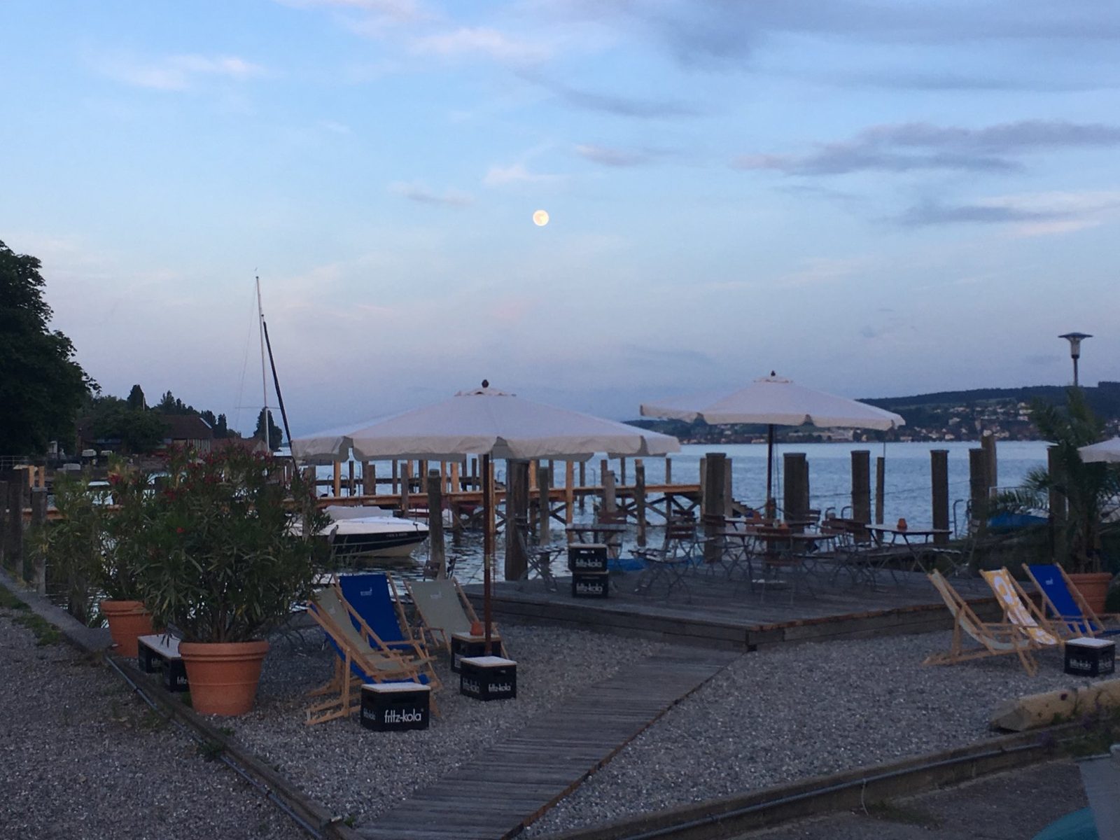 Mond über dem Hafen