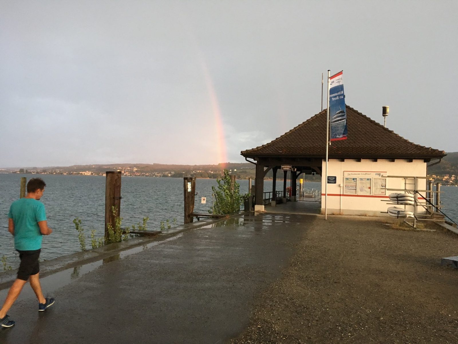 Regenbogen an der Schiffslände
